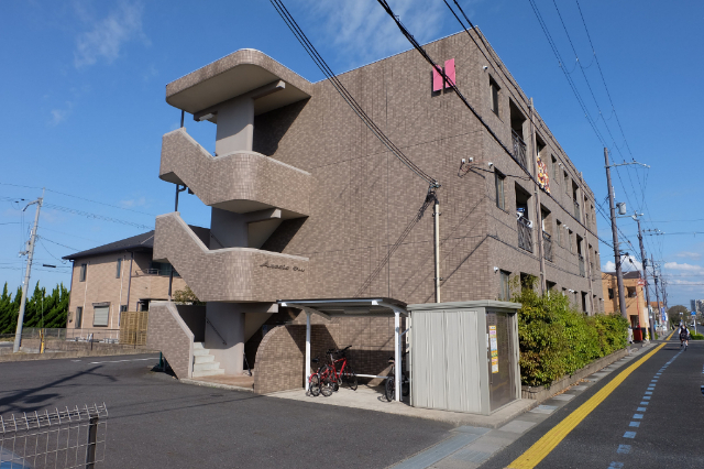 【守山市金森町のマンションの建物外観】