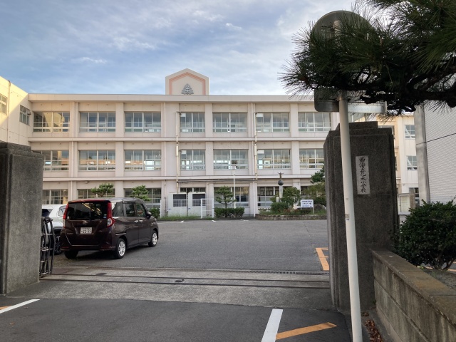 【西尾市徳次町のアパートの小学校】