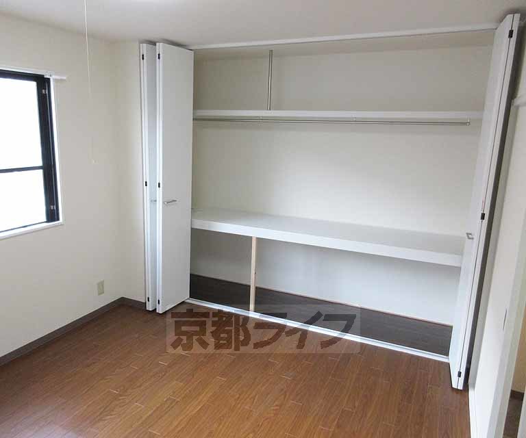 居室・リビング　大きな収納の付いた洋室です