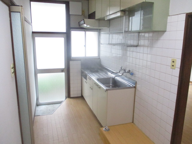 キッチン　2口コンロ付きのシステムキッチン。