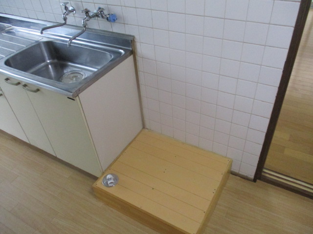 その他設備　台所流し横に洗濯機置き場もございます。