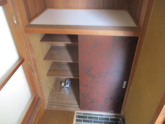 玄関　玄関下足入れ付き。