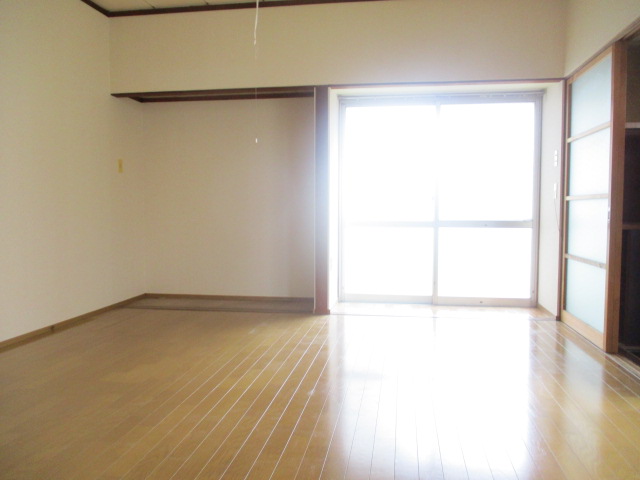 居室・リビング　玄関入ってすぐ広めの洋室となってます。