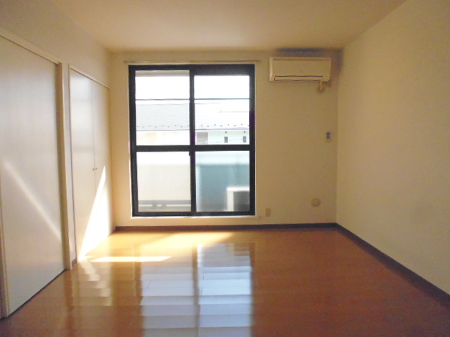 居室・リビング　南向きの洋室８帖※同タイプ参考写真