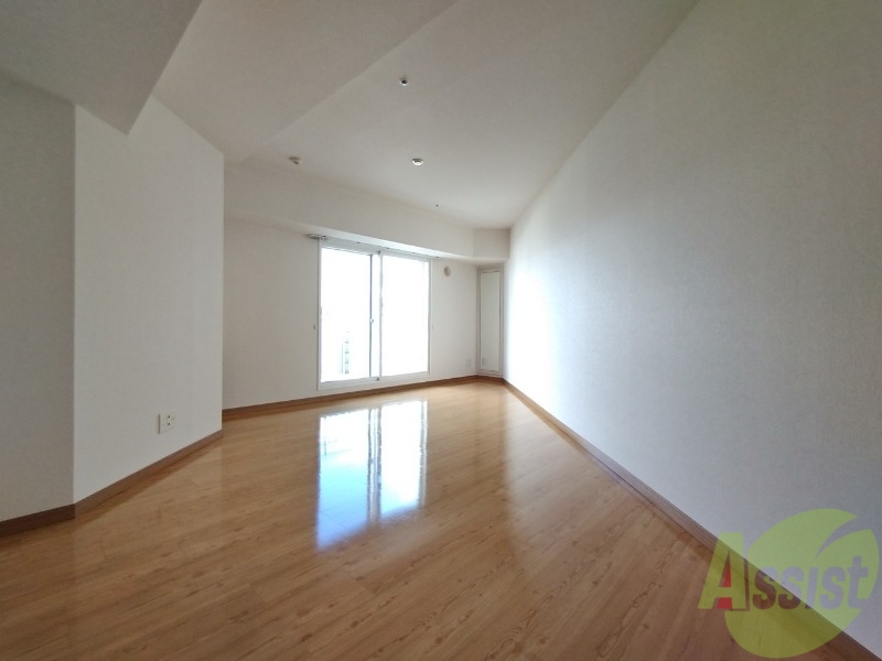 居室・リビング　リビングです。窓が大きくて明るいですね！