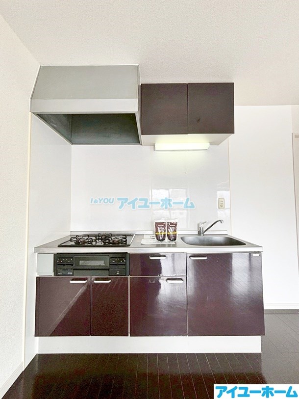 キッチン　3口ガスコンログリル付きのシステムキッチン