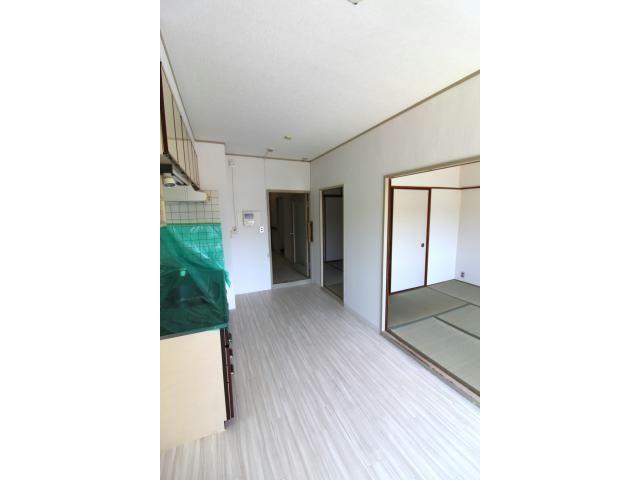 居室・リビング　白い床で明るいです