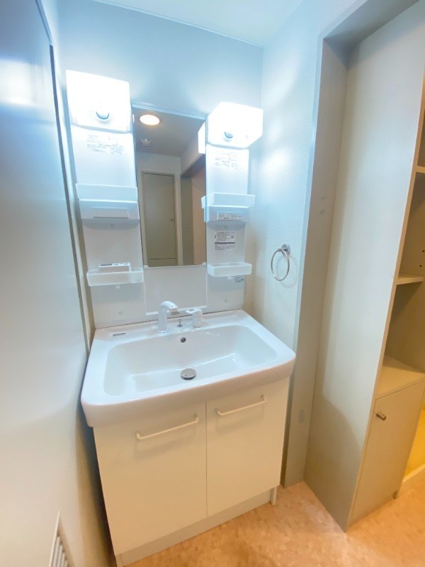 洗面設備　朝に便利な独立洗面台♪