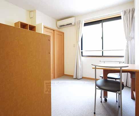居室・リビング　家電・家具が揃っている部屋です。