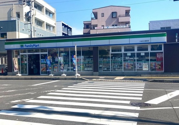 コンビニ　ファミリーマート 六会日大駅前店（コンビニ）まで362m