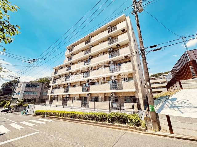 建物外観　自動販売機があるのでいつでもお飲み物を購入できます☆