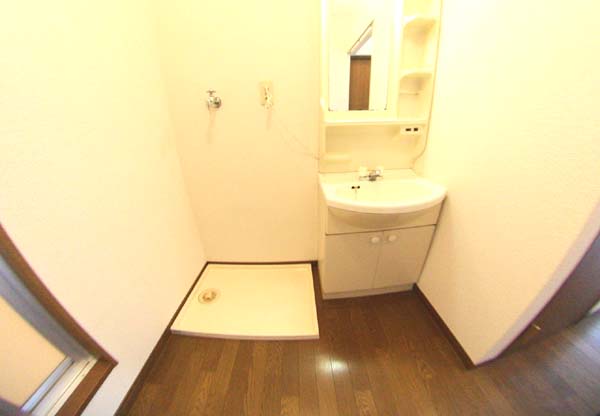 洗面設備　明るい洗面所です