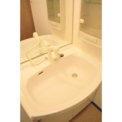 洗面設備　明るい室内です