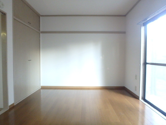 居室・リビング　南向きの明るい洋室６帖♪