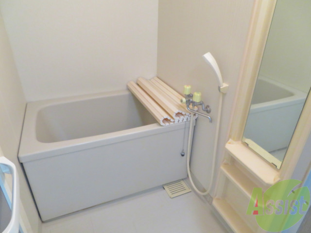 バス・シャワールーム　大きなバスタブで足を伸ばしてのんびり休めるね。