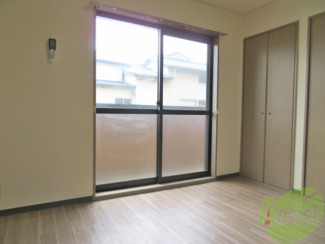 その他部屋・スペース　大きな窓に光がたくさん入るので朝もスッキリ起きれるね。