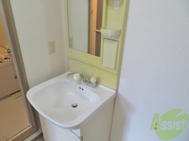 洗面設備　独立洗面台がついて忙しい朝でも快適に過ごせますね。