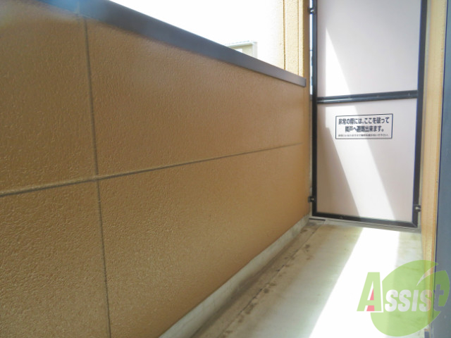 バルコニー　バルコニーも広さがあって、お洋服もたくさん干せますね。