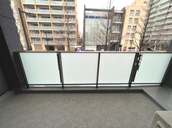 バルコニー　202号室の写真になります※床・建具等の色はフロアによって異