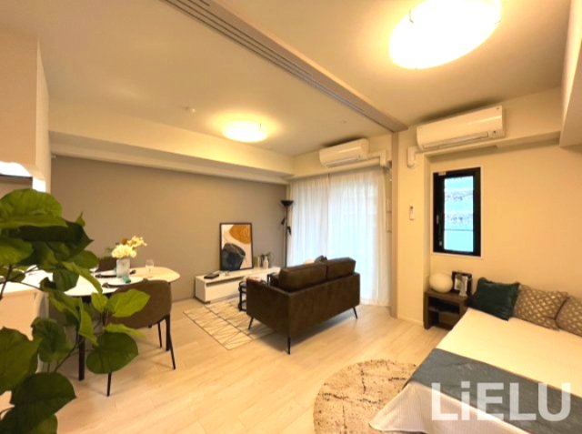 居室・リビング　202号室の写真になります※床・建具等の色はフロアによって異