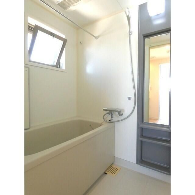 バス・シャワールーム　落ち着いた空間のお風呂です