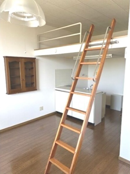 居室・リビング　反転間取りの別部屋の写真です。