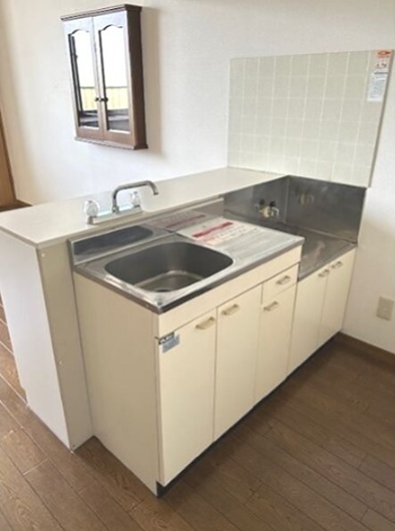 キッチン　反転間取りの別部屋の写真です。