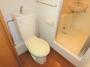 トイレ　トイレ内にお風呂の入口扉があります