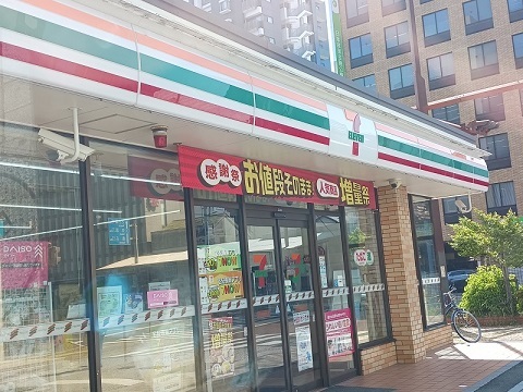 コンビニ　セブンイレブン四日市諏訪町店（コンビニ）まで600m