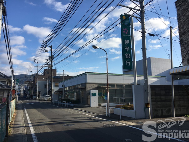 銀行　伊予銀行横河原支店（銀行）まで1477m