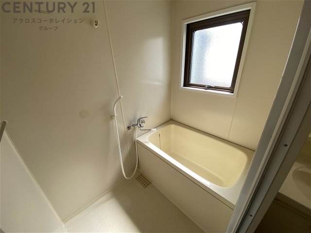 バス・シャワールーム　換気のしやすい窓付きの浴室です！