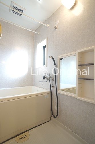 バス・シャワールーム　窓付きの浴室で換気もしやすいです☆