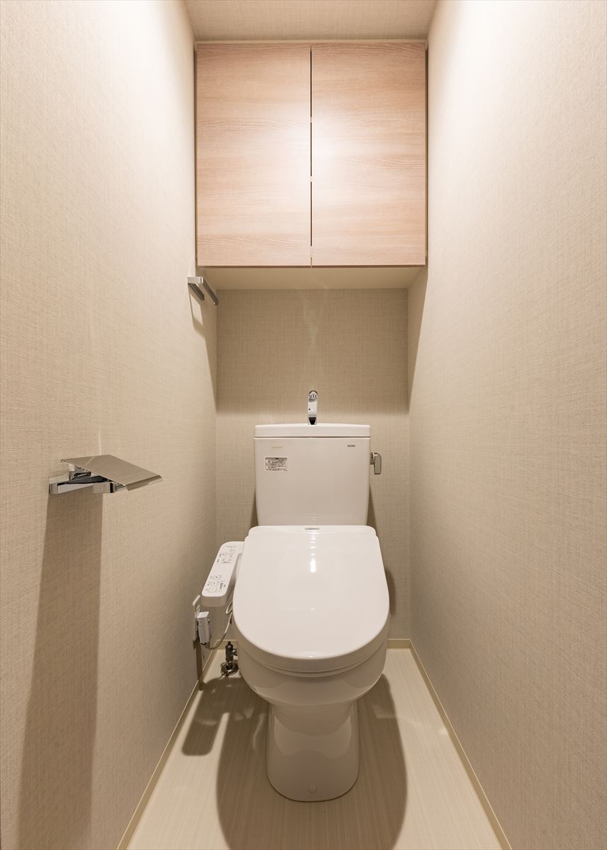 トイレ　落ち着いた色調のトイレです