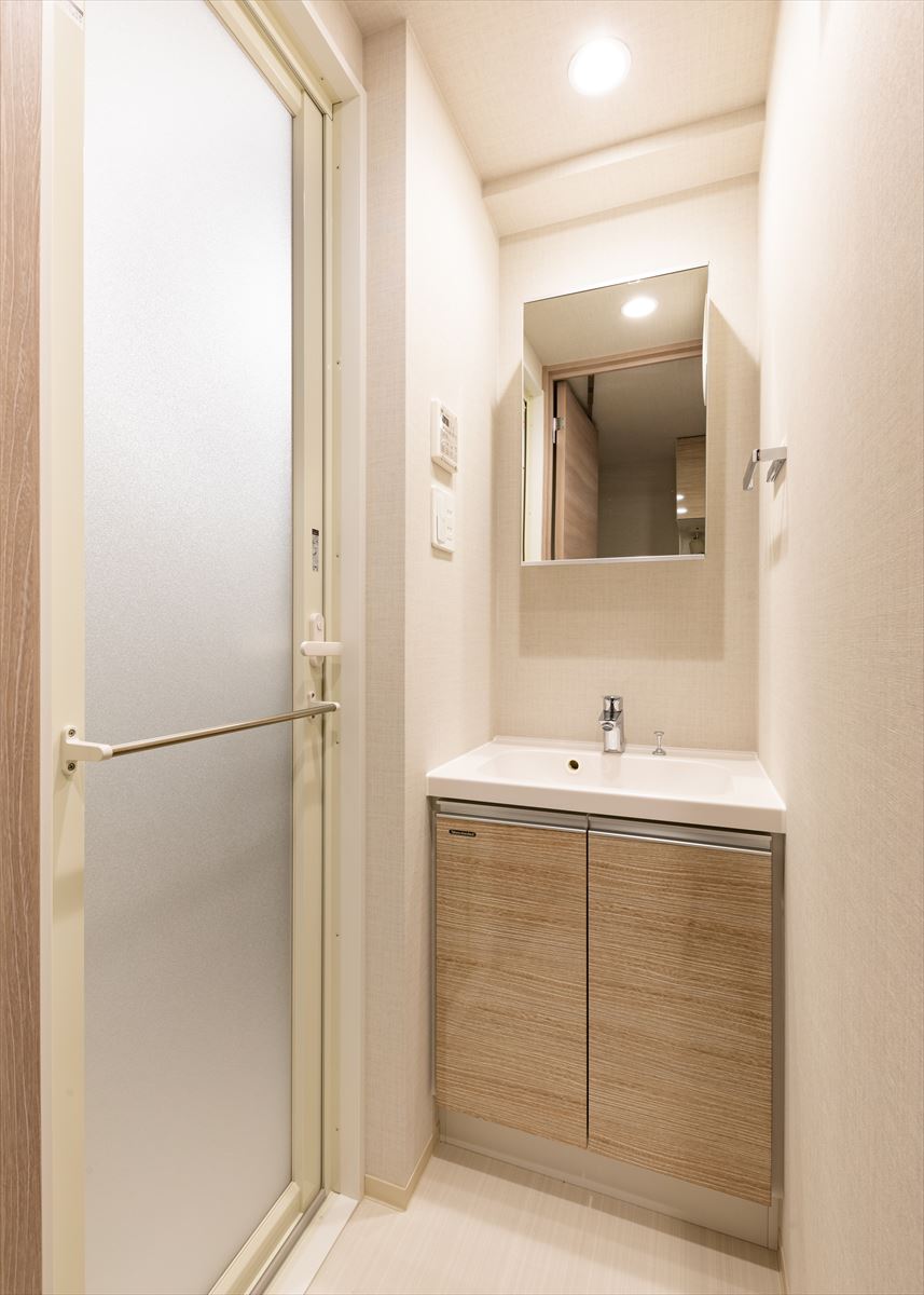 洗面設備　独立洗面台、小物を置くことができて便利です