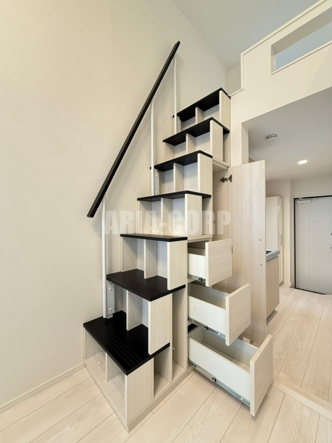 その他設備　階段下には豊富な収納スペースがございます！