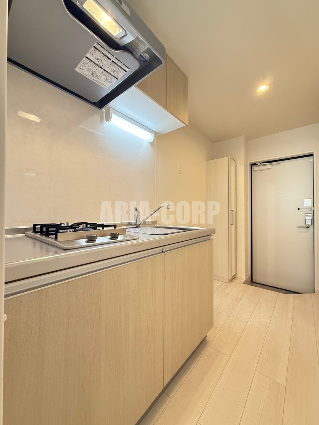 キッチン　人気の２口コンロ、お料理や洗い物時に役立つ補助プレート付です