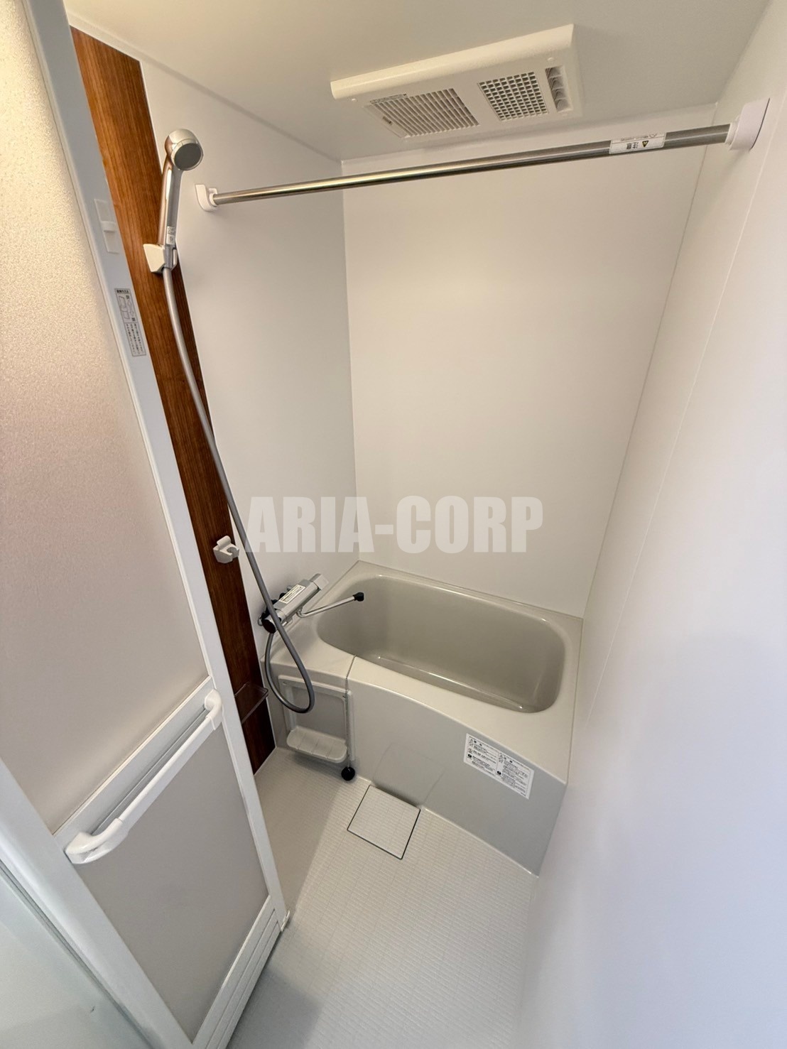 バス・シャワールーム　浴室乾燥機付き。カラーパネル採用でお洒落なバスルームです。