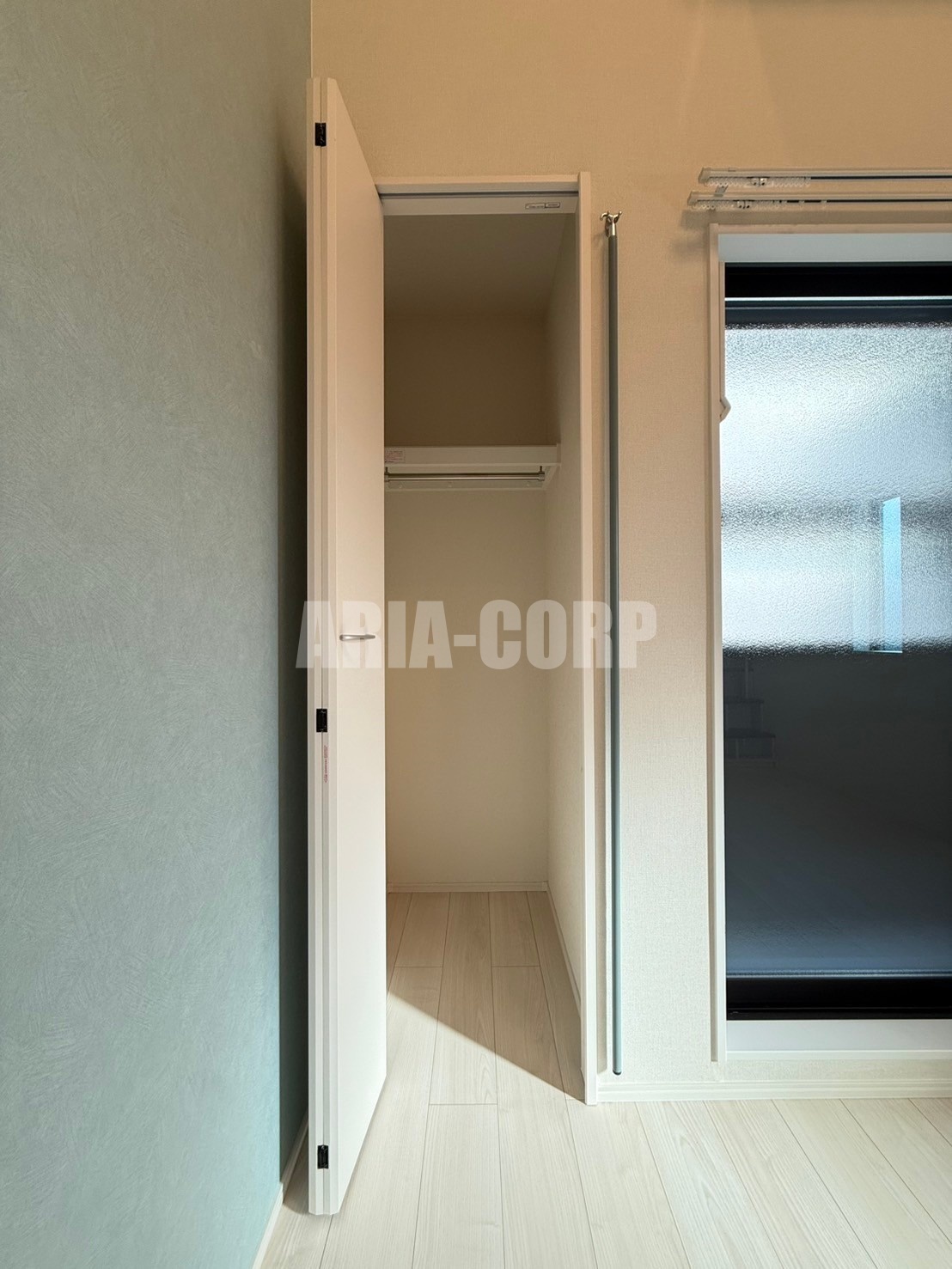 収納　クローゼット。上部には便利な棚がございます！