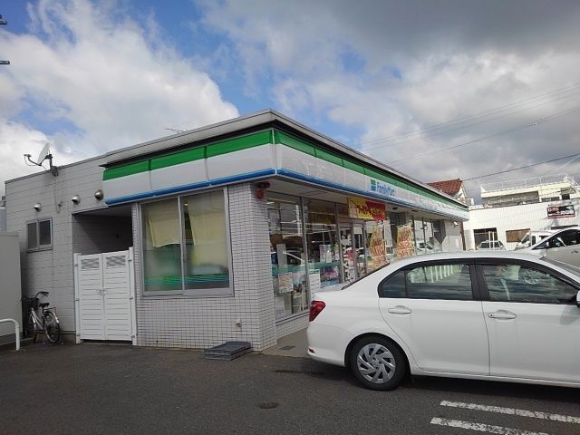 コンビニ　ファミリーマート様（コンビニ）まで450m