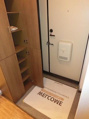 玄関　玄関は下駄箱付きです