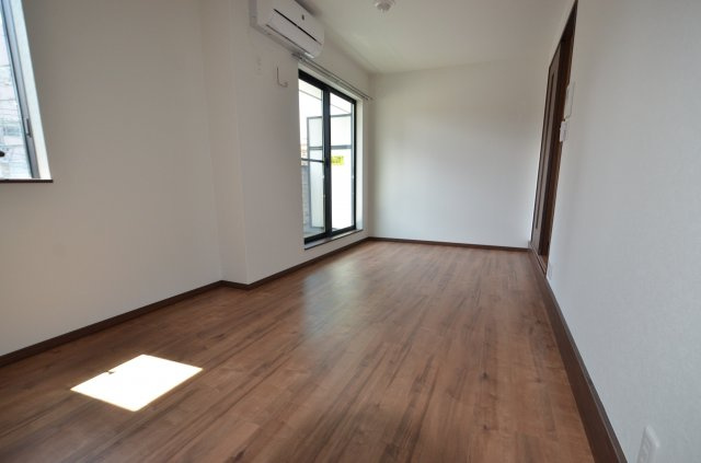 居室・リビング　床色が落ち着いた色合いで綺麗です♪