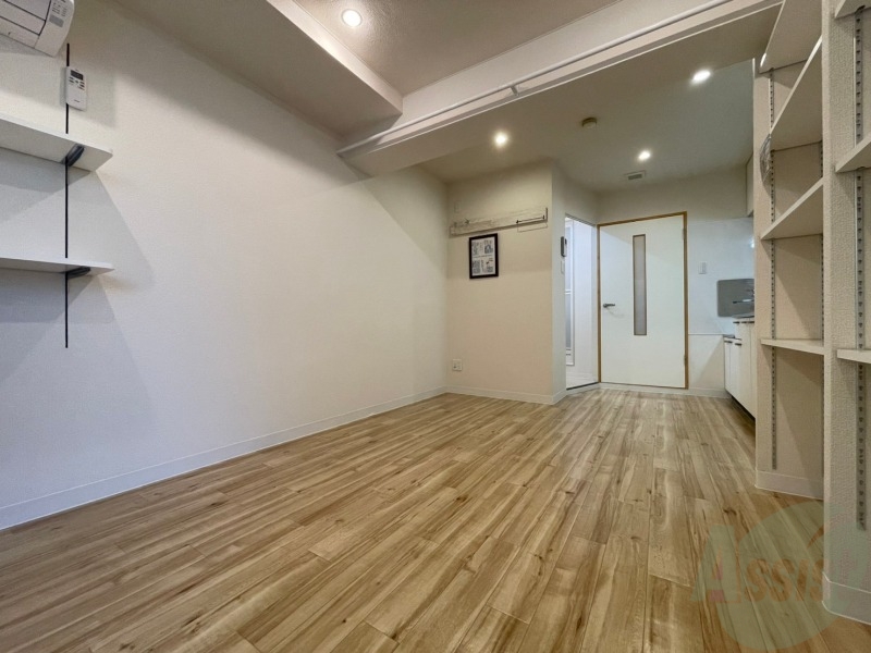 その他部屋・スペース　寝室を別角度から撮りました。どう家具を配置しますか？