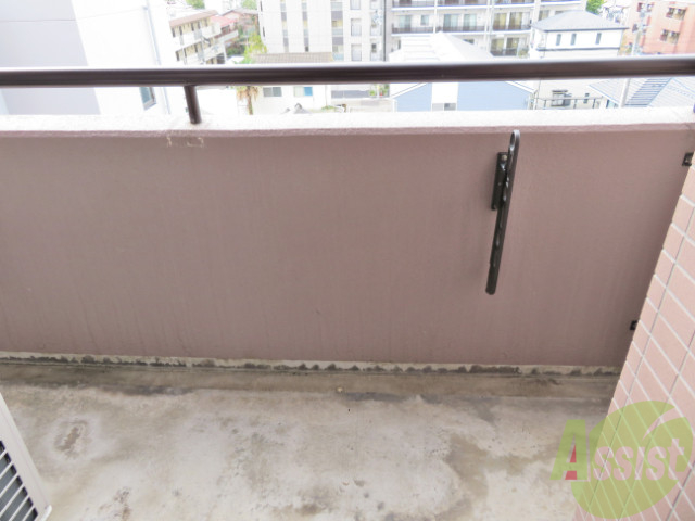 バルコニー　バルコニーは天気の良い日には洗濯物も良く乾きそうですね。