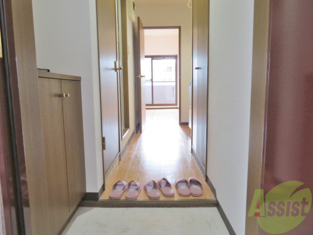 玄関　玄関を入ると右がトイレ、左がキッチンになります。