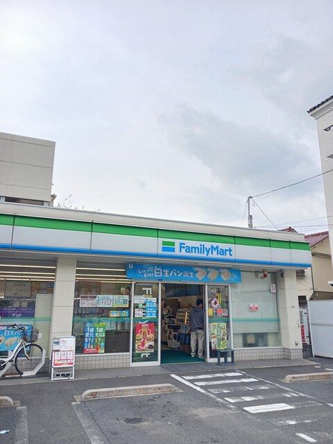 コンビニ　ファミリーマート（コンビニ）まで258m