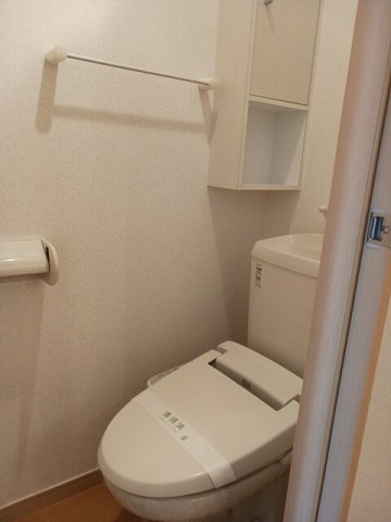 トイレ　落ち着いた色調のトイレです