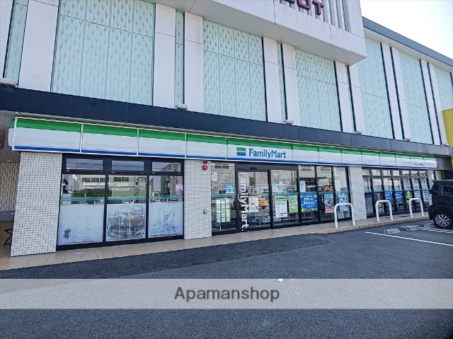 コンビニ　ファミリーマート（コンビニ）まで975m