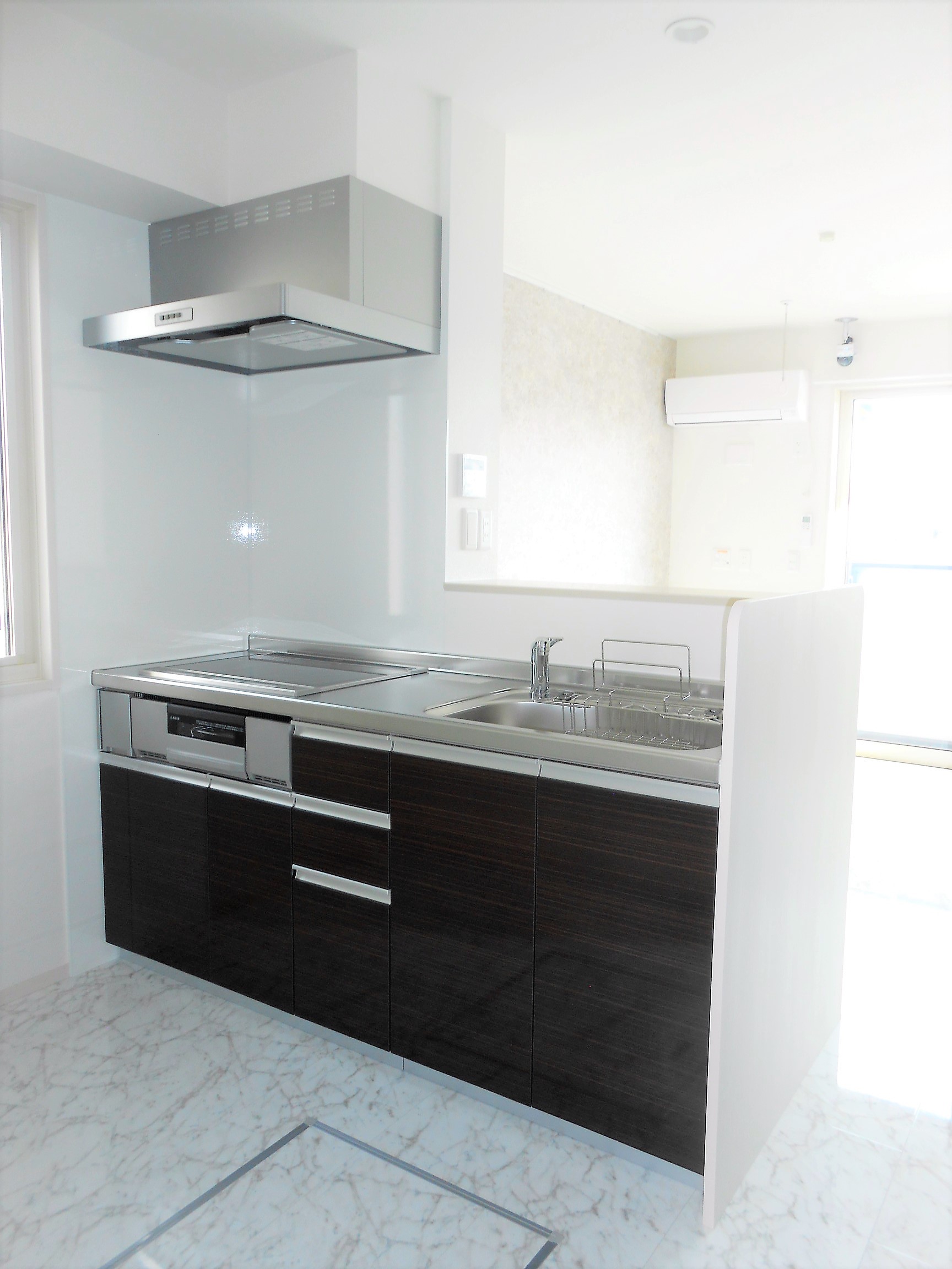 キッチン　システムキッチンを搭載。IHがあり火を使わず安心です。