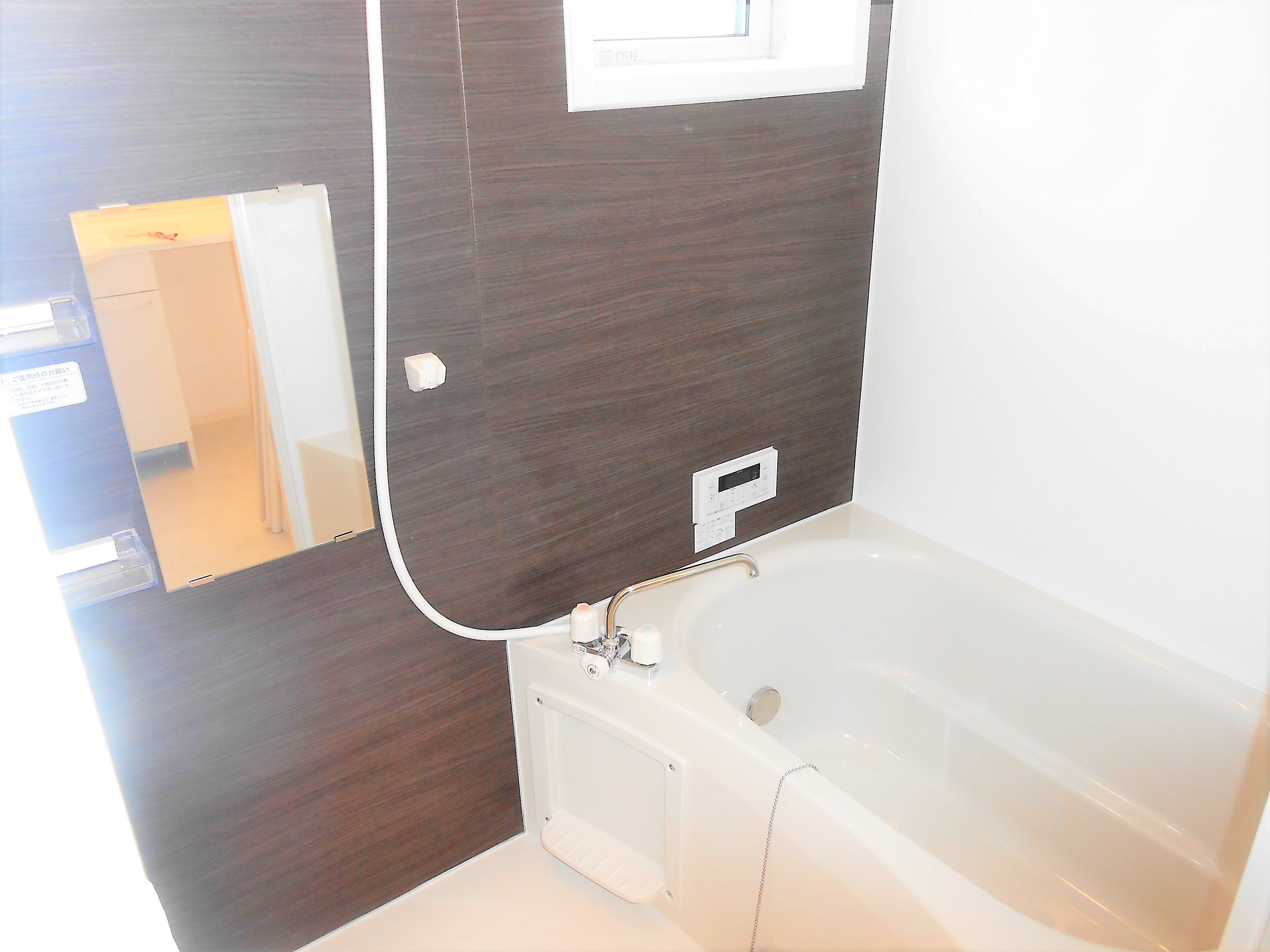 バス・シャワールーム　追い焚き機能付き。窓もあり換気出来ますね。