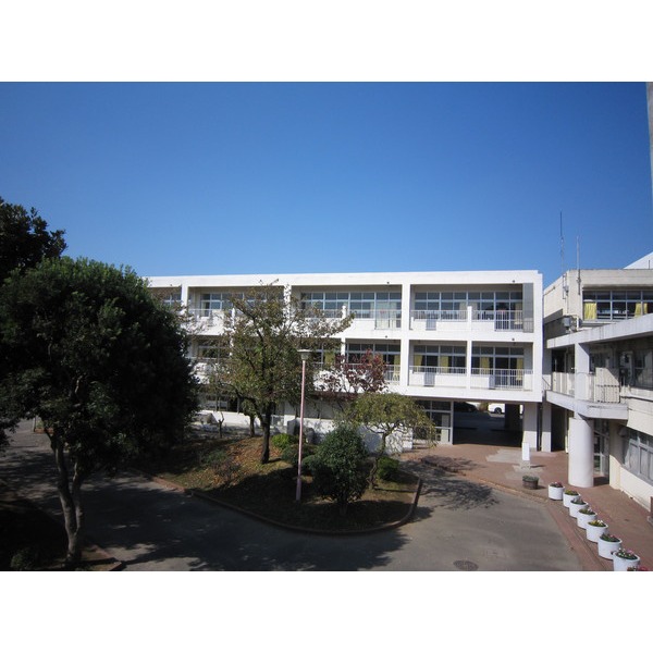 中学校　横浜市立川和中学校（中学校）まで549m